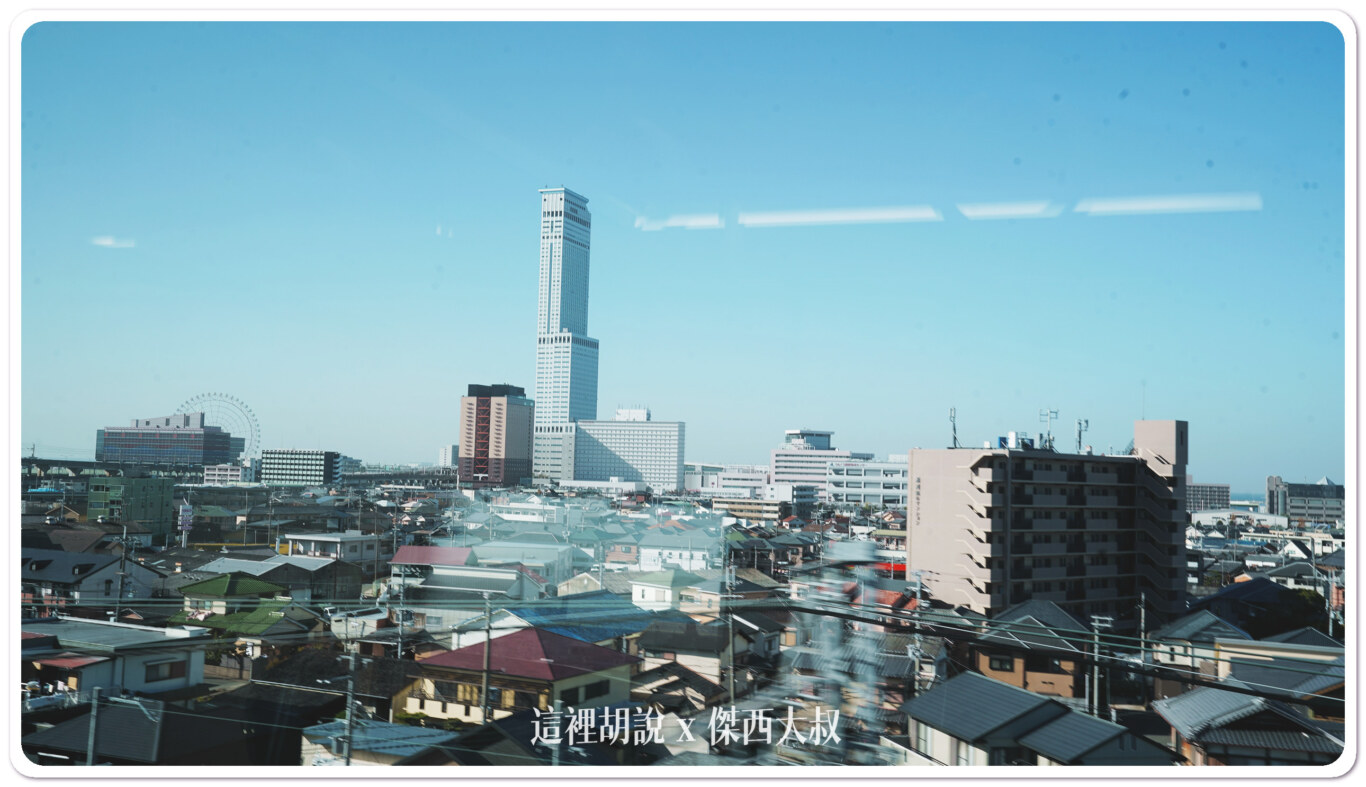 遠處最高的就那個大樓，就是飯店所在地。跟左邊的ＯＭＯ關西機場大樓相比，真的差很