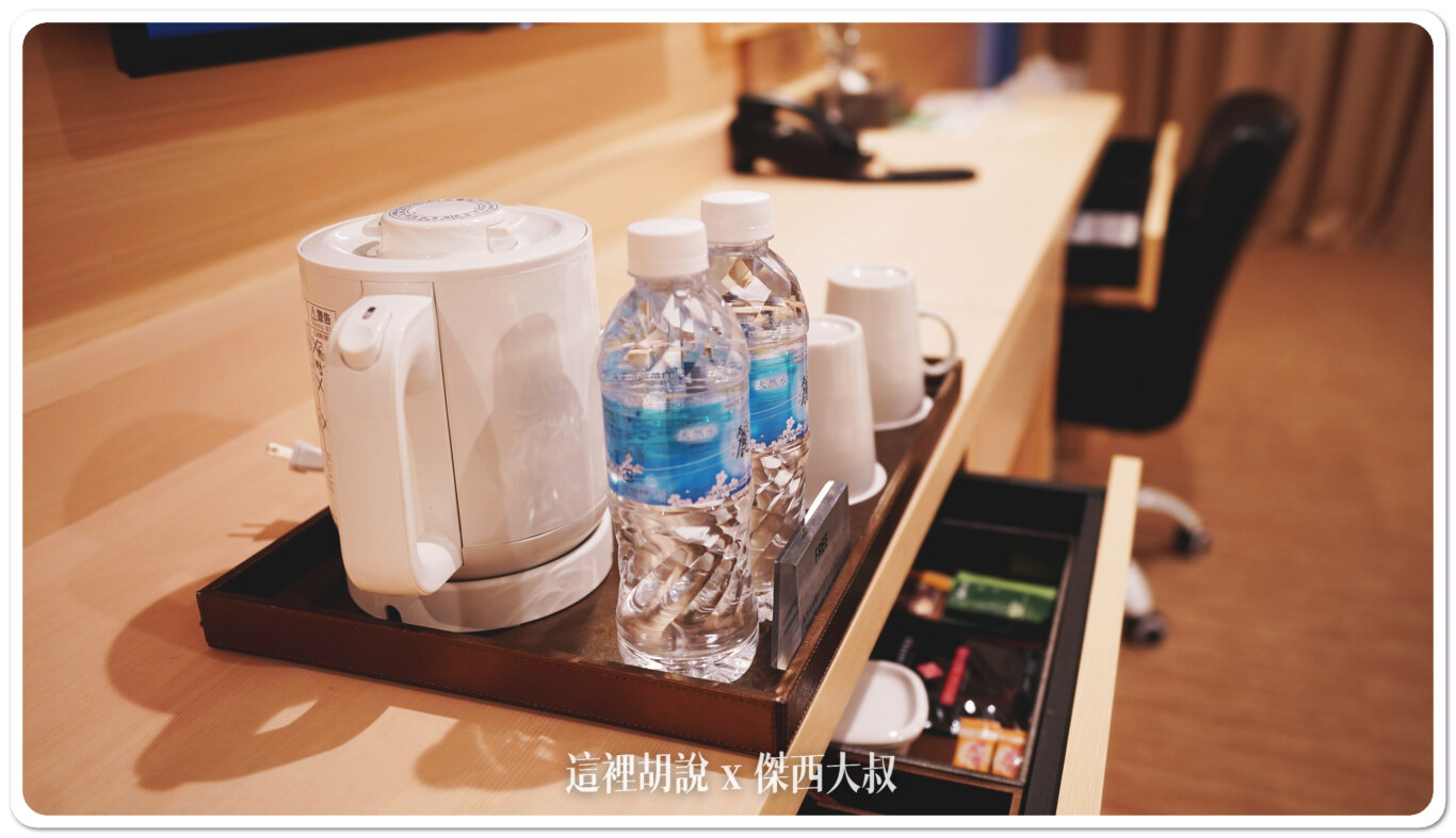 房間內有熱水瓶還有提供兩瓶礦泉水