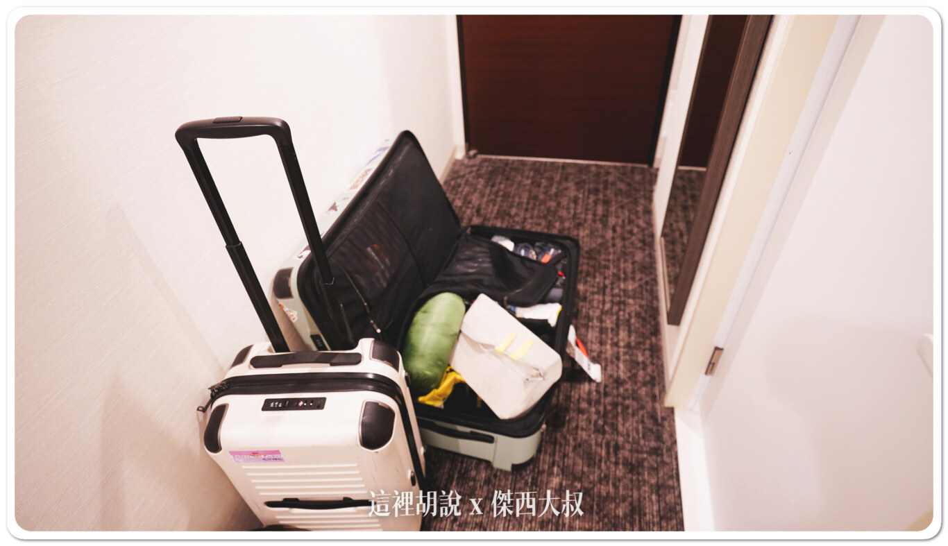 實際展開行李箱我覺得空間還可以至少有躺下來的空間
