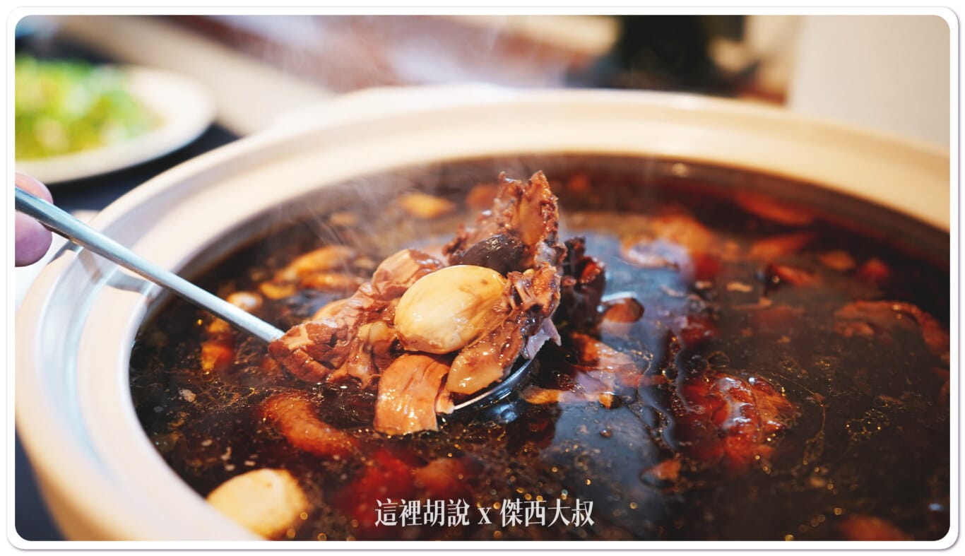 黑蒜雞湯新鮮蒜頭加上黑蒜頭,兩種蒜頭的不同層次,養在楊桃樹下的雞肉 黑蒜雞湯新鮮蒜頭加上黑蒜頭,兩種蒜頭的不同層次,養在楊桃樹下的雞肉