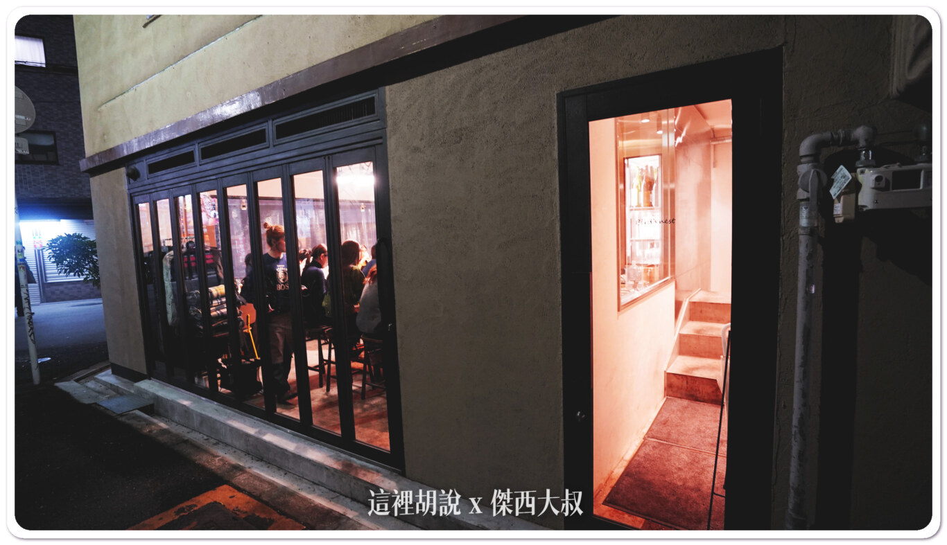 二樓的要從後面這個樓梯上去