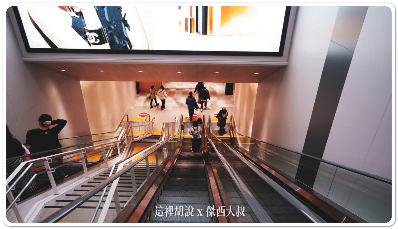 下樓，沒錯，現在的免稅店位於登機門那一層，跟之前的是不同層的