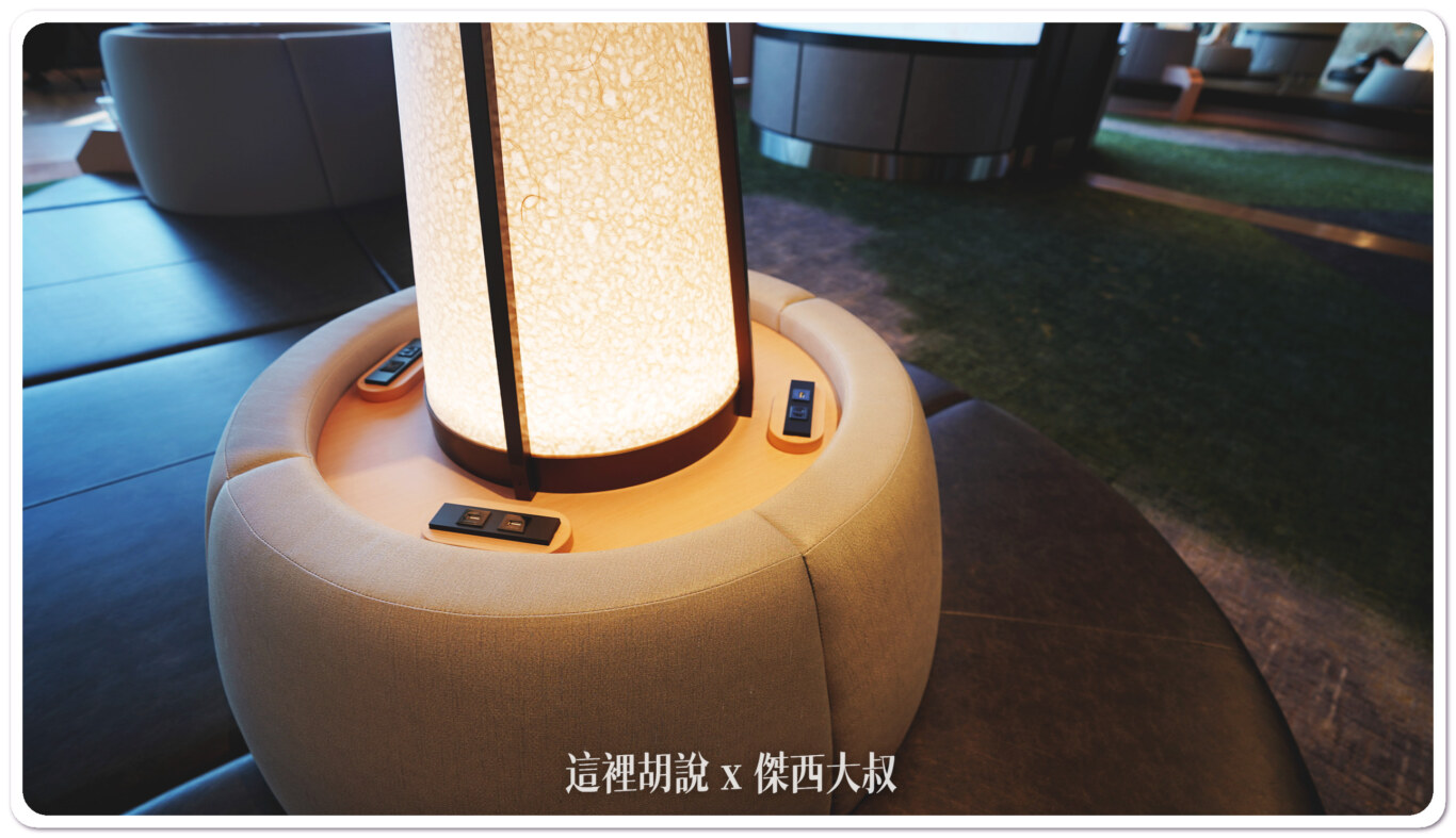 座位旁邊有提供充電插頭