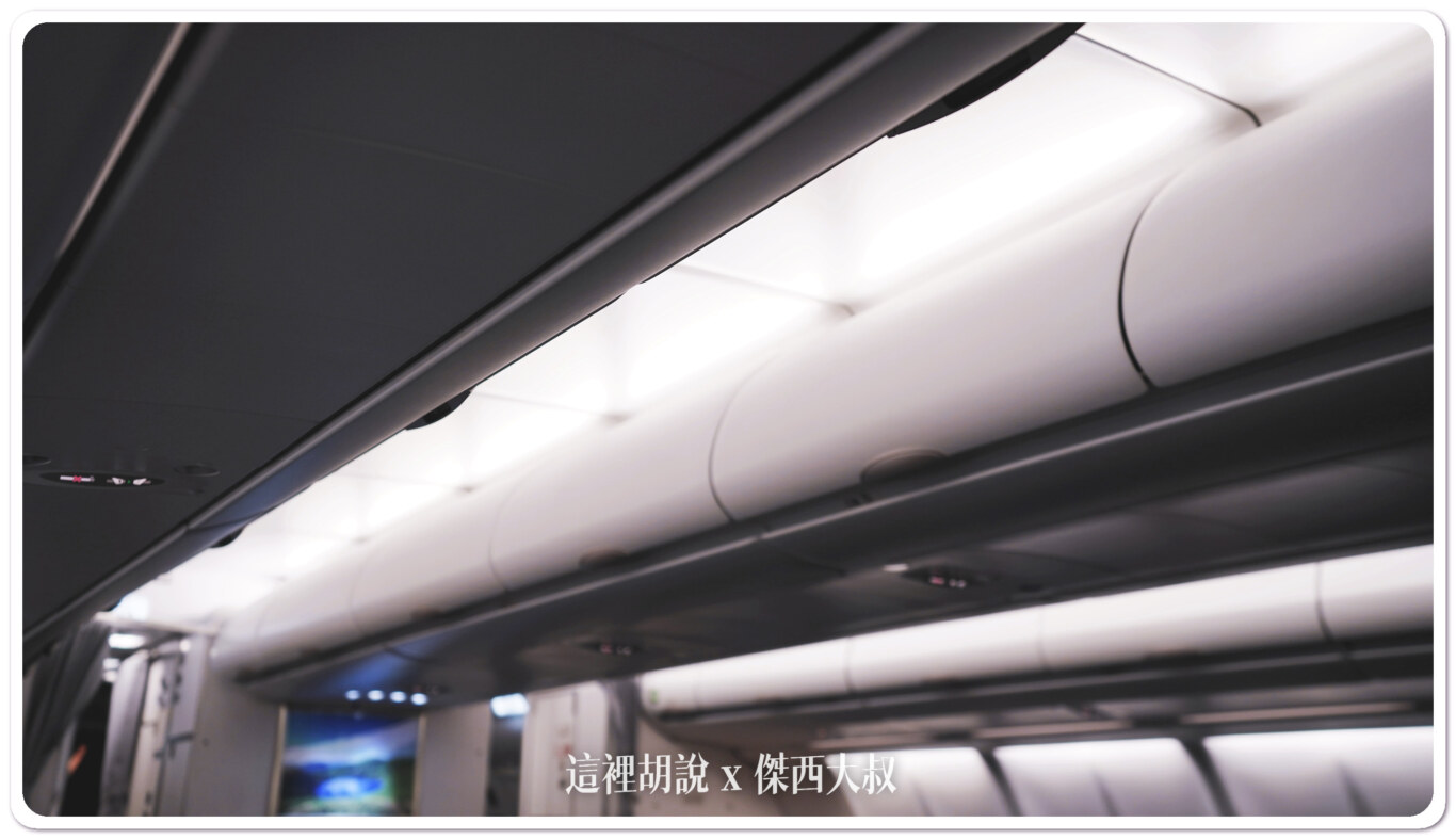 行李箱空間採用上開的開關方式