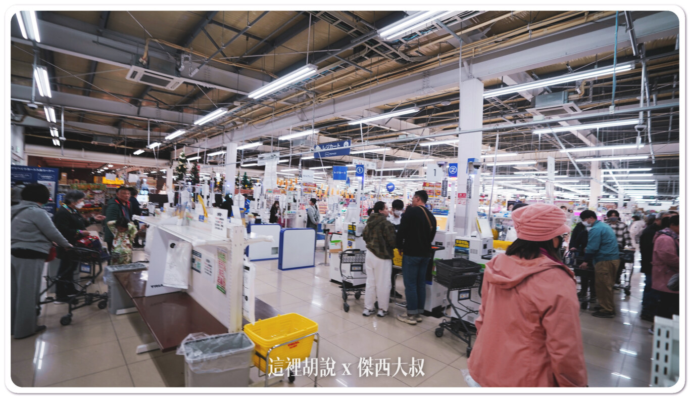 結帳分成三個區域自助結帳區域智慧購物車（藍白門）還有一般結帳區域