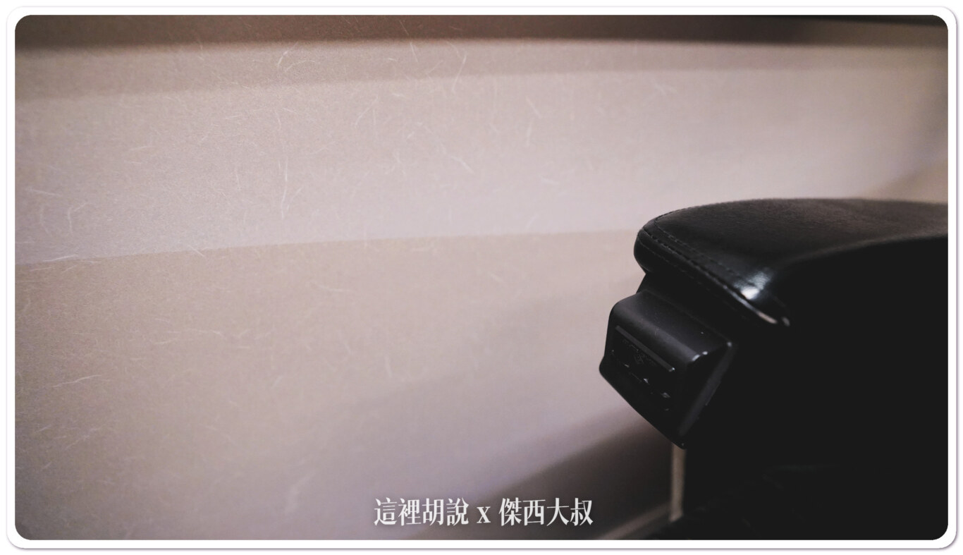 扶手上則是有插頭可以充電 扶手上則是有插頭可以充電