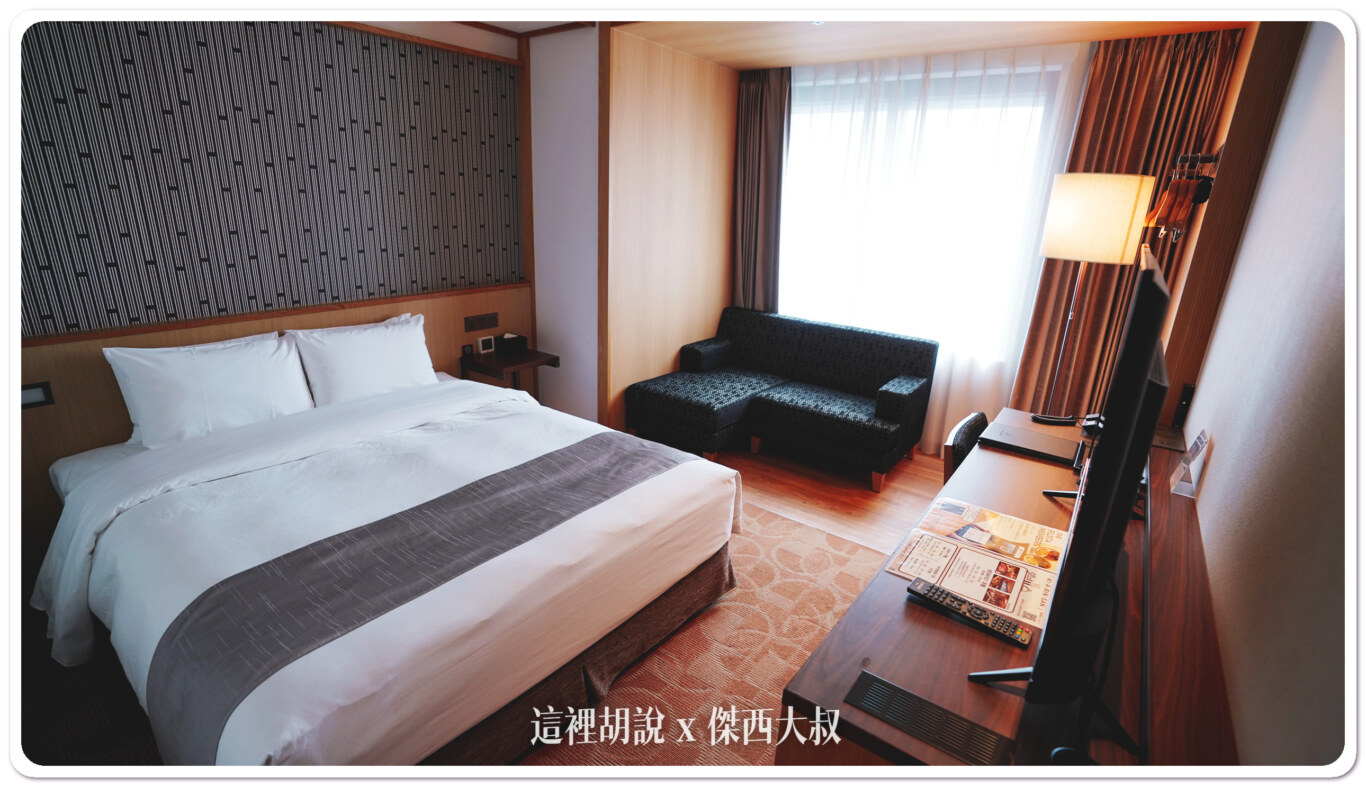 床一旁則是沙發,也有寫字桌,新宿分館傑西有去住過。整體空間比新宿的格拉斯麗飯店飯店還要大用地毯跟木頭分成兩個區域 床一旁則是沙發,也有寫字桌,新宿分館傑西有去住過。整體空間比新宿的格拉斯麗飯店飯店還要大用地毯跟木頭分成兩個區域