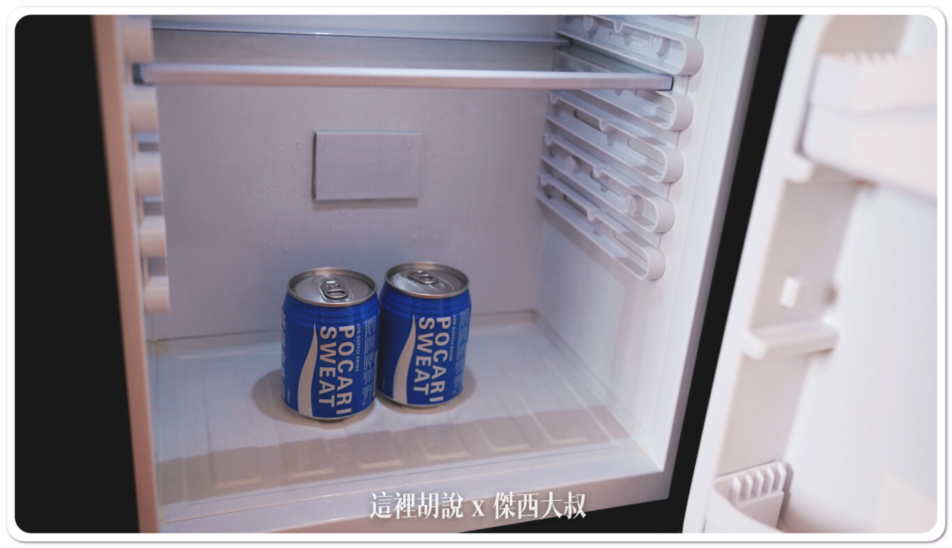冰箱裡頭有兩瓶運動飲料 冰箱裡頭有兩瓶運動飲料