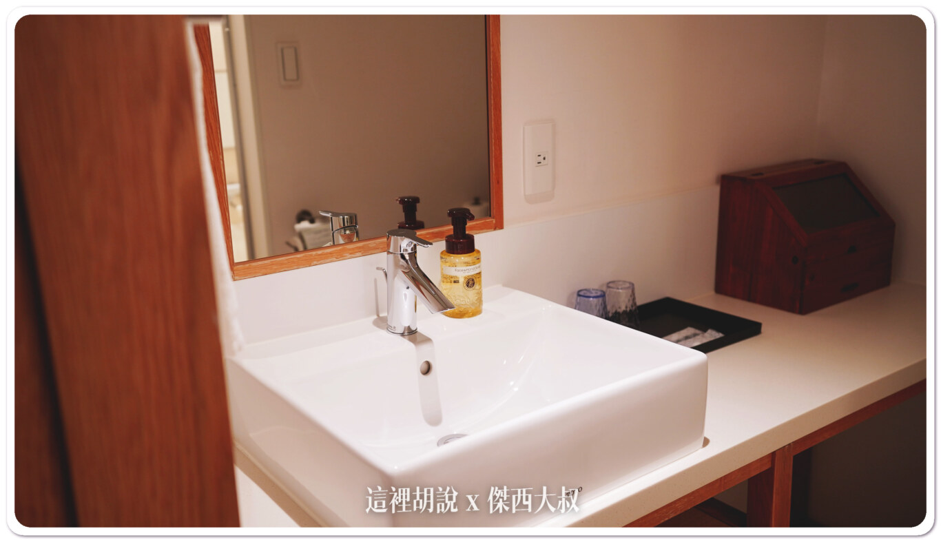 洗手台檯面很大,可以放不少的東西 洗手台檯面很大,可以放不少的東西