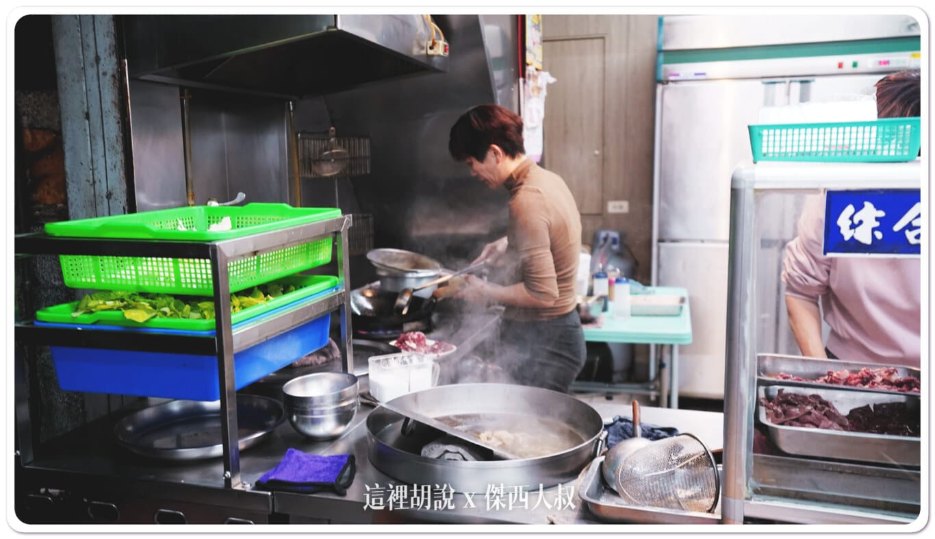 內場是負責快炒熱湯的部分則是在外面直接盛出來出菜