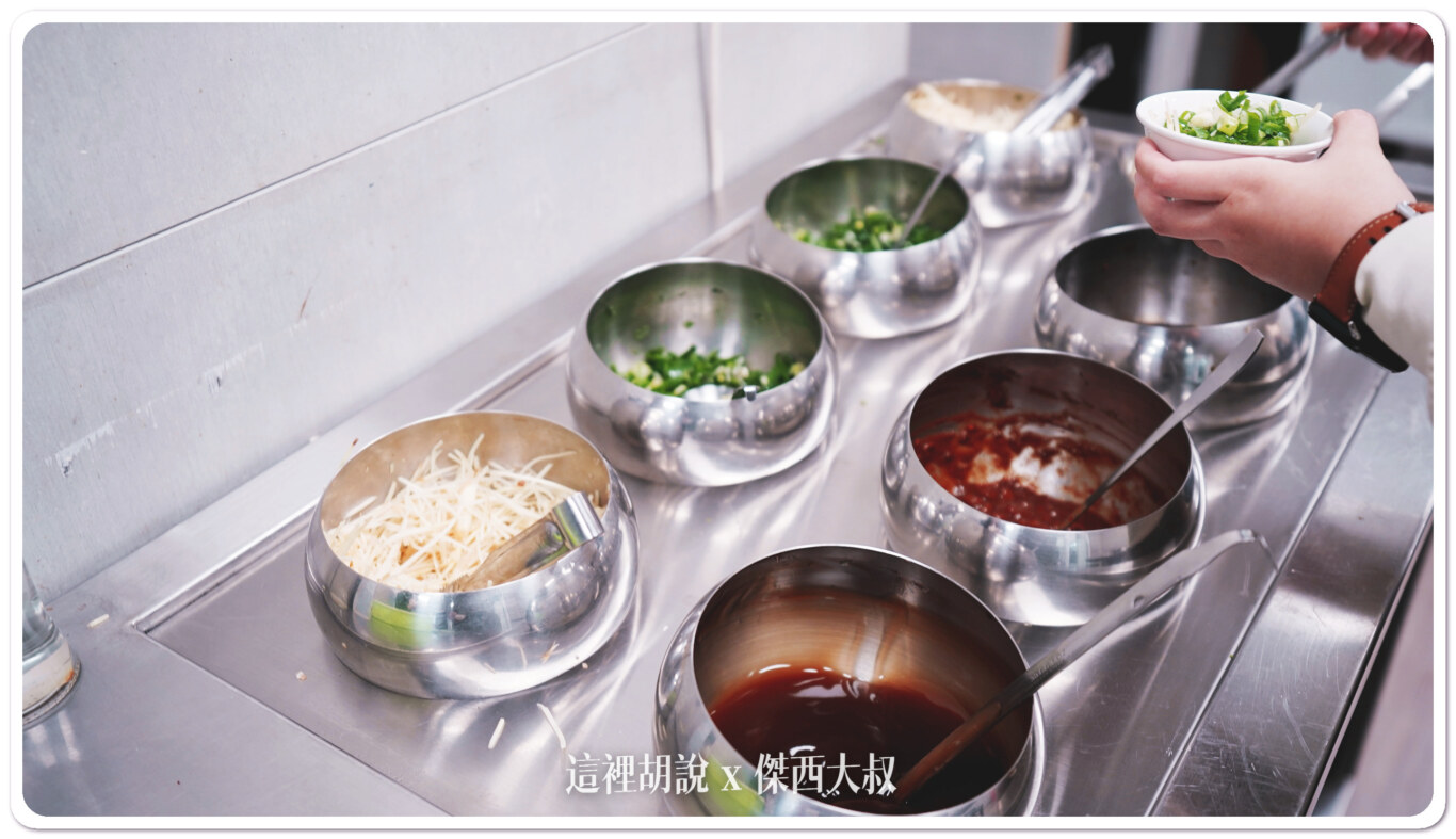 高雄 湖東牛肉館 不只必比登！鮮甜玉米湯底＋入口即化牛肉，絕對是牛肉鍋首選：醬料 免費肉燥飯