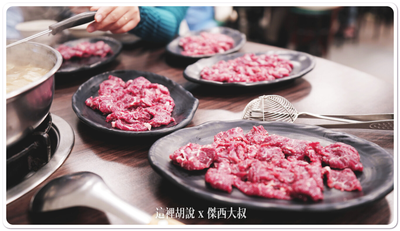高雄 湖東牛肉館 不只必比登！鮮甜玉米湯底＋入口即化牛肉，絕對是牛肉鍋首選：上菜開吃了
