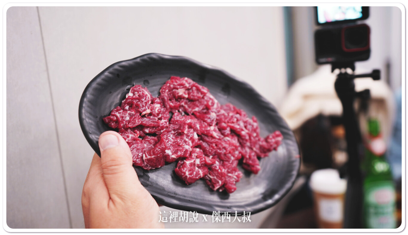 先說這種新鮮牛肉，都可以直接把盤子直接這樣垂直肉片還不會掉下來