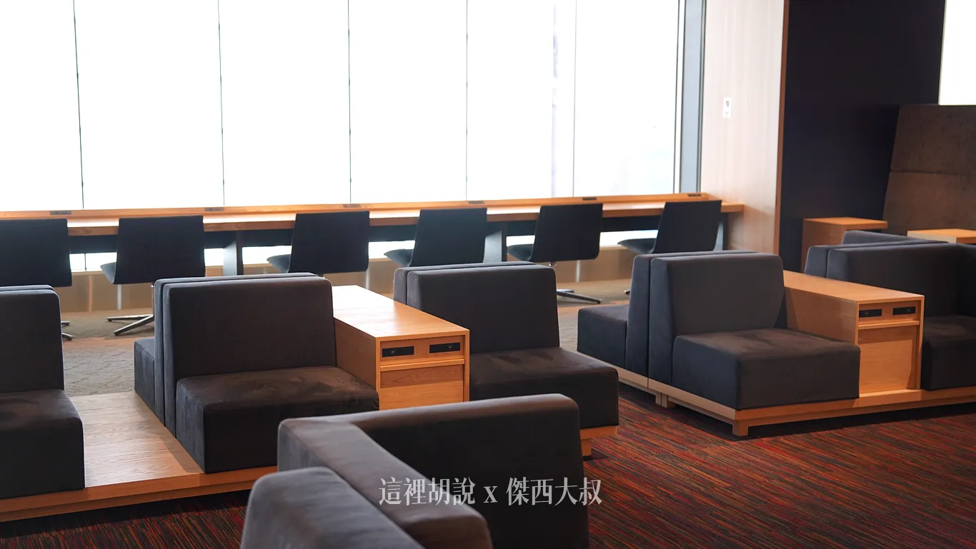座位區域有沙發型式以及靠窗的工作台 座位區域有沙發型式以及靠窗的工作台
