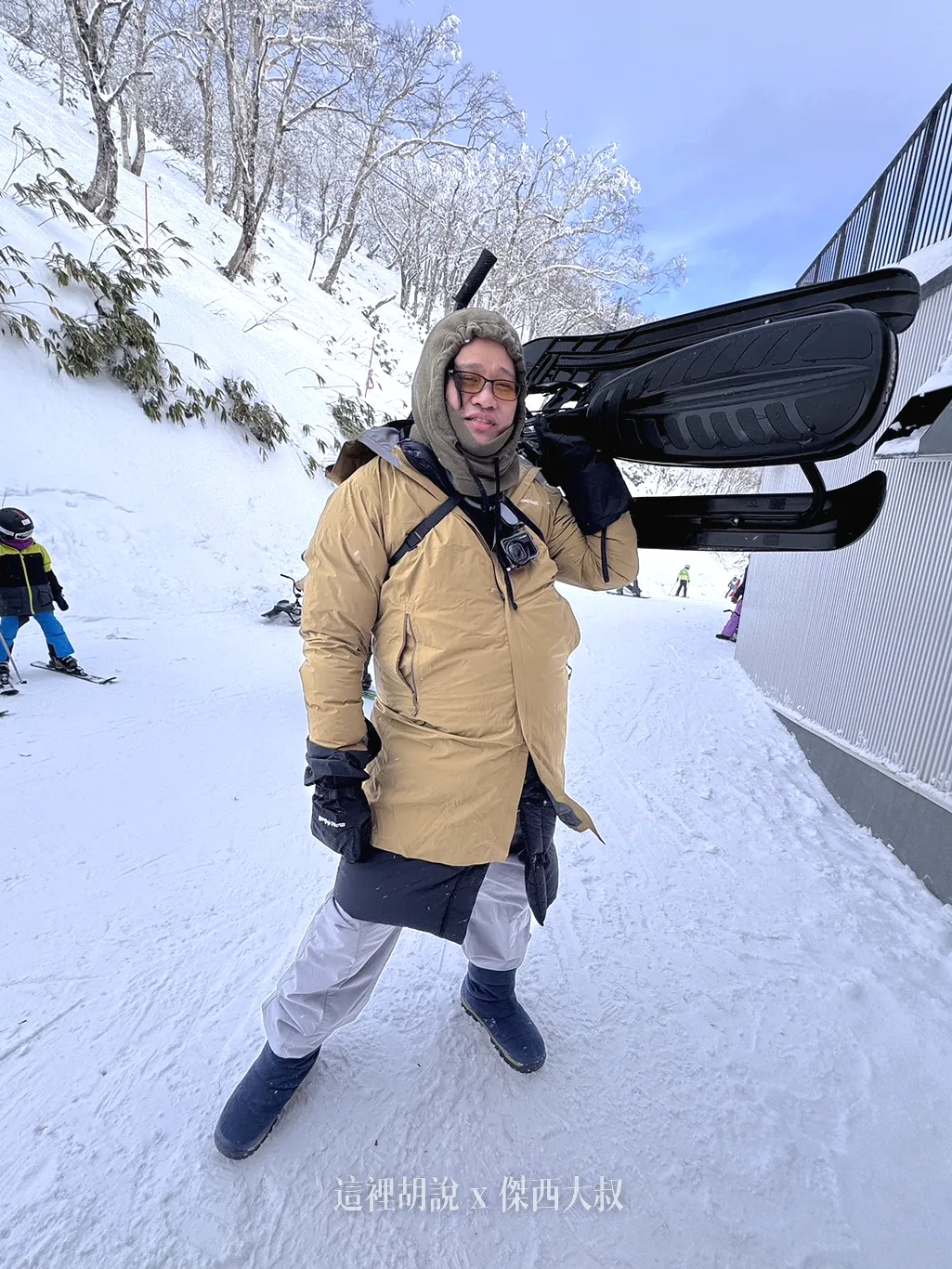 最外面那件黃色雨衣一直放在包包裡面,只要雪有點大就穿著防水防風,有點醜,但是很實用 最外面那件黃色雨衣一直放在包包裡面,只要雪有點大就穿著防水防風,有點醜,但是很實用