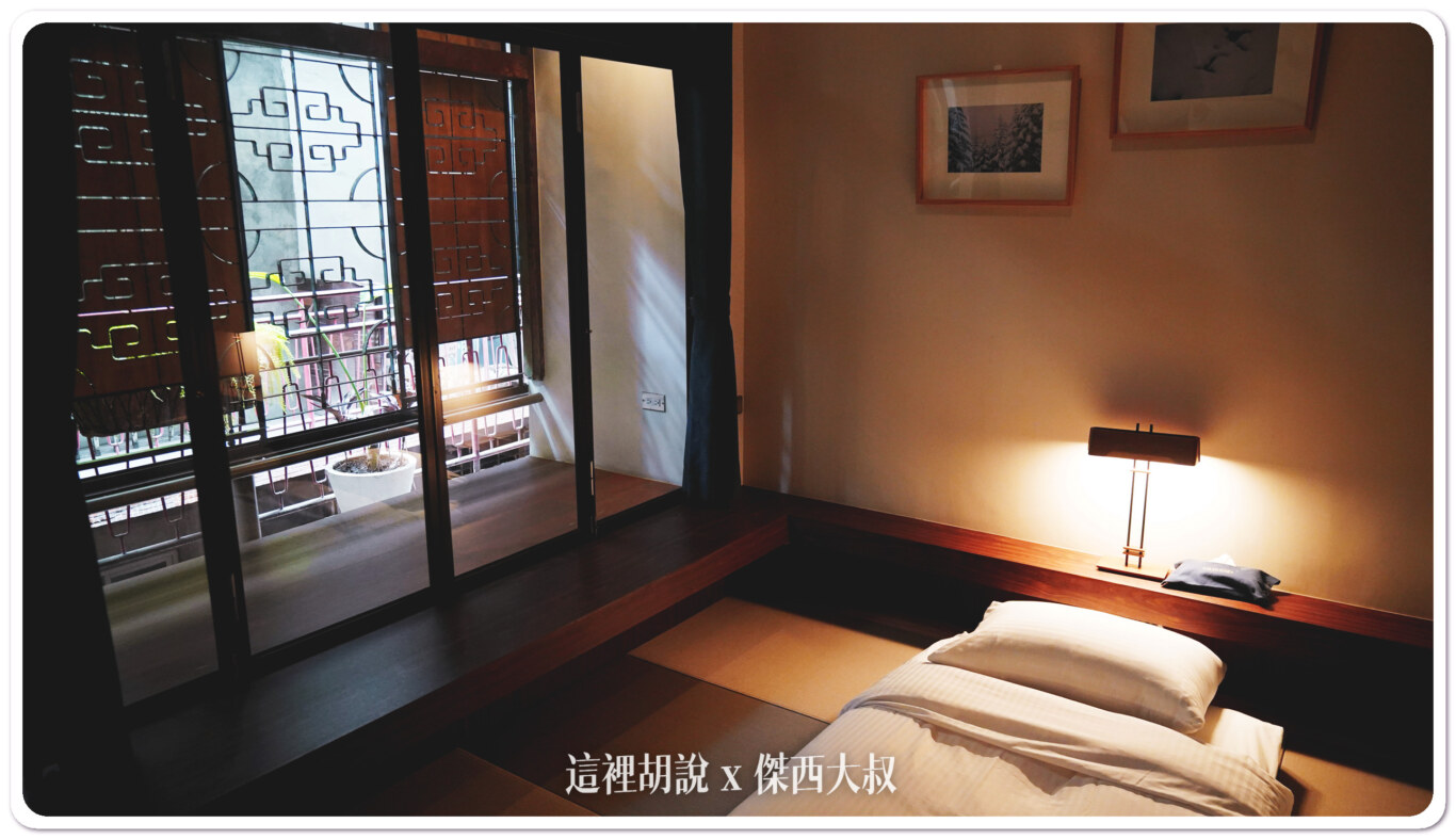 也因為這樣窗台的地方則是多了一個像是簷廊的空間可以休憩 也因為這樣窗台的地方則是多了一個像是簷廊的空間可以休憩