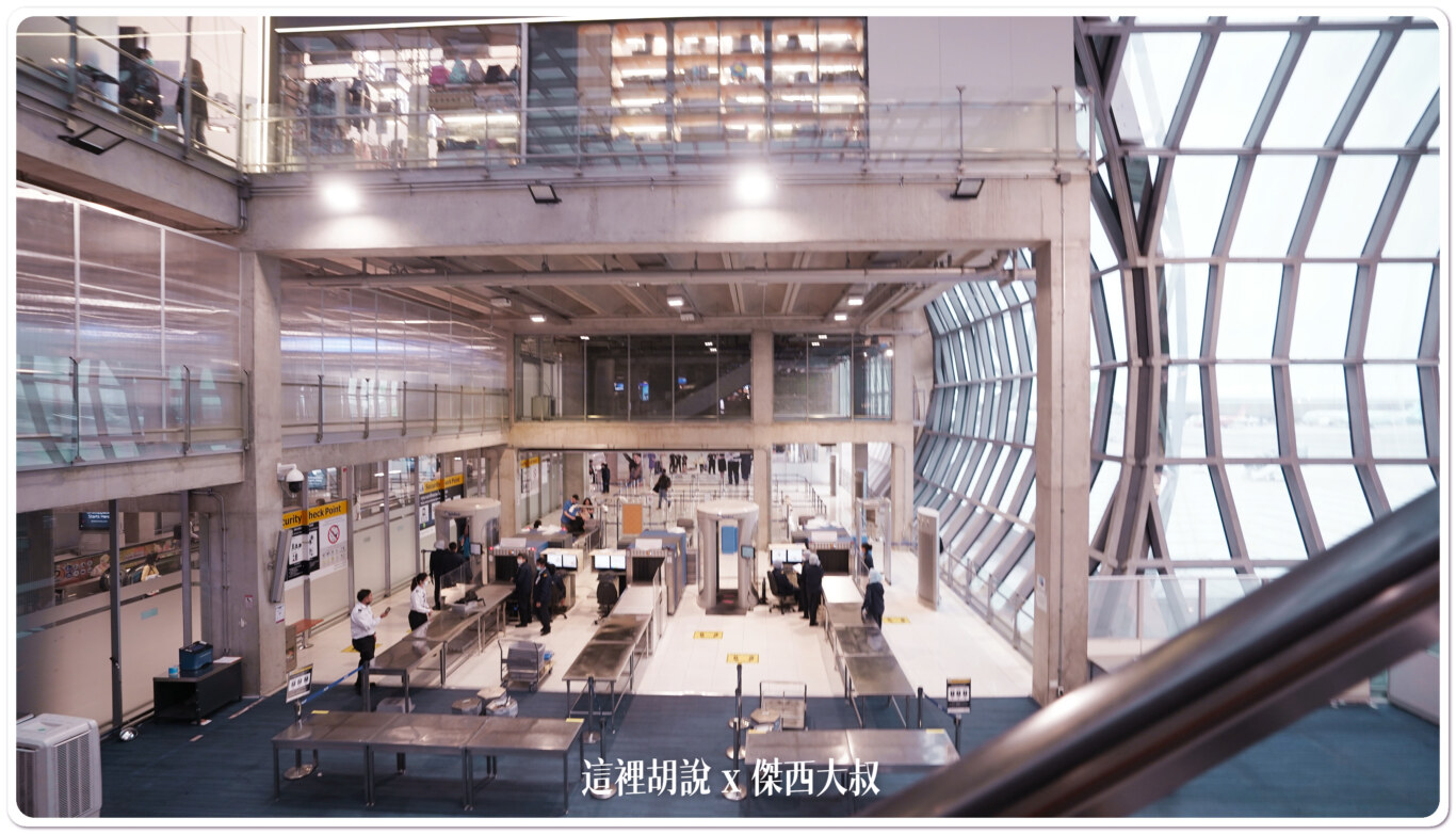 從抵達層通過安檢之後，回到出發層