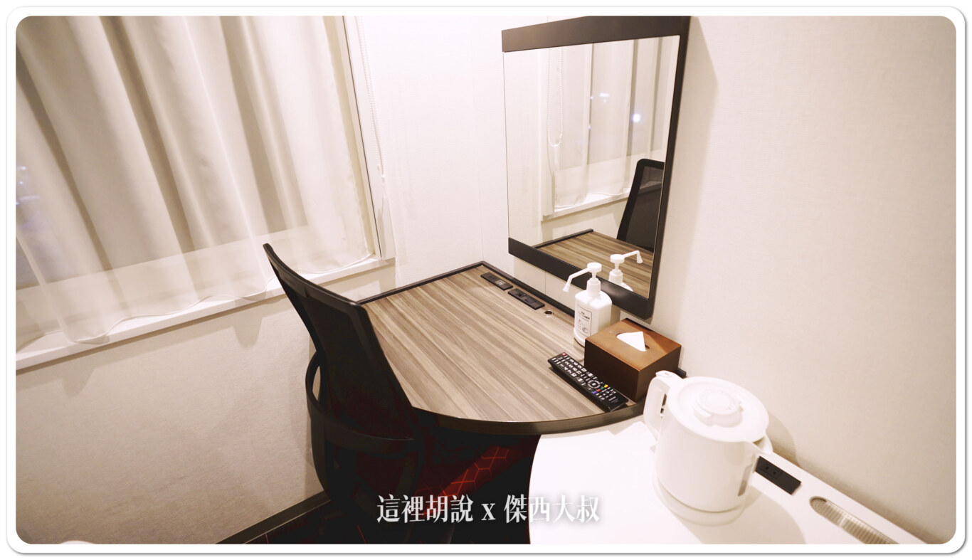 這書桌比商務飯店來說，大一點點，但是以傑西來說，還是不夠大，算是可用，至少桌子電腦鍵盤都放的下