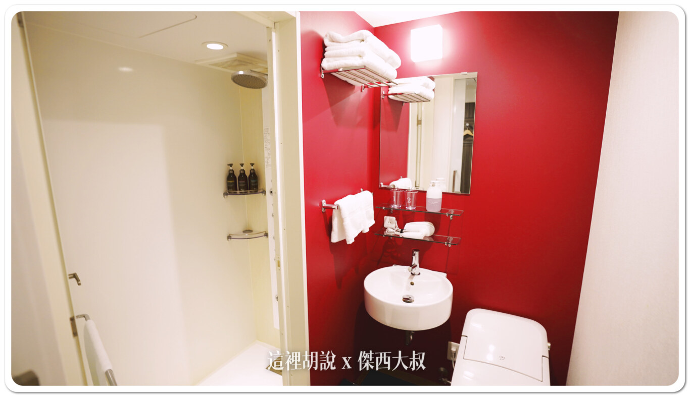 自動沖水的馬桶，他的層架以功能面，空間面來說其實還有一些空間，現有的兩個層架太淺，不好放東西