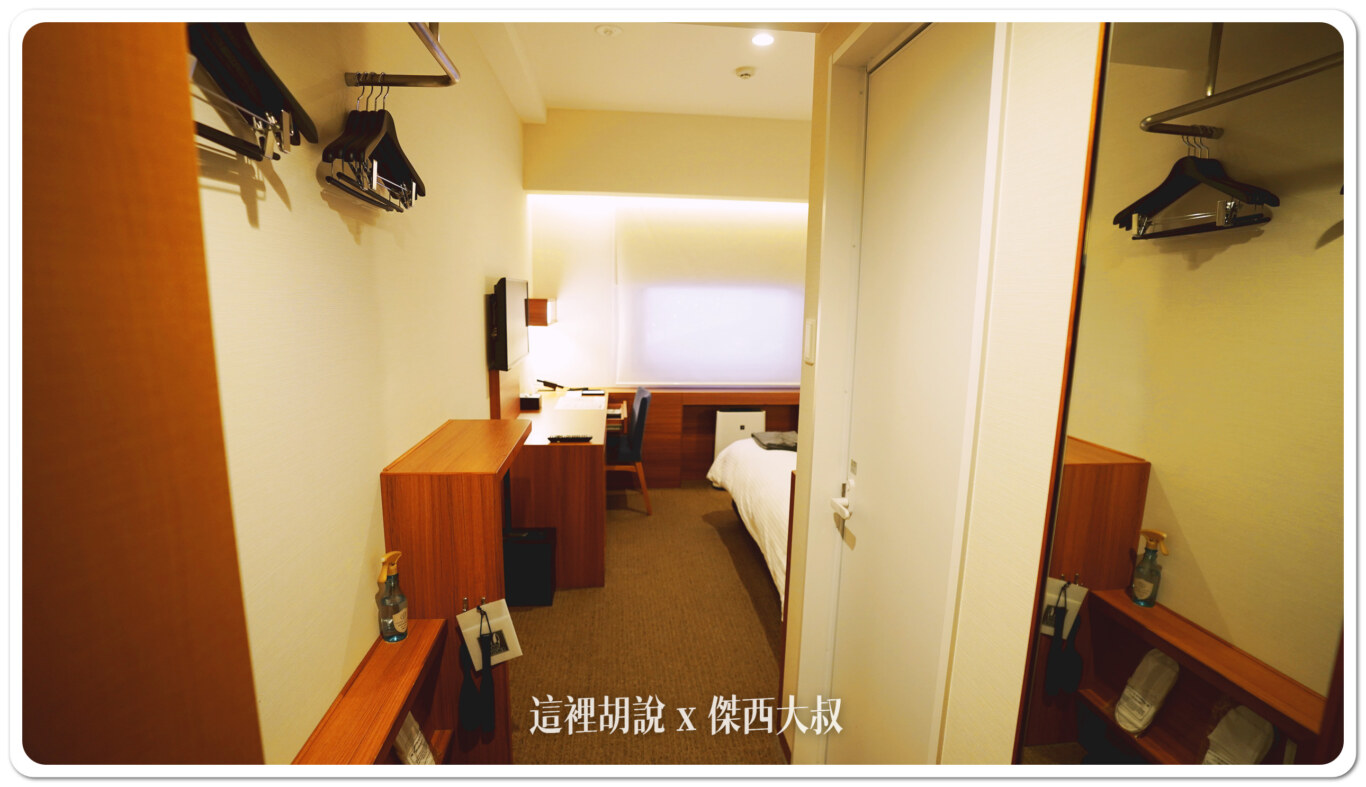 房間是木質調的設計衣架為於入口