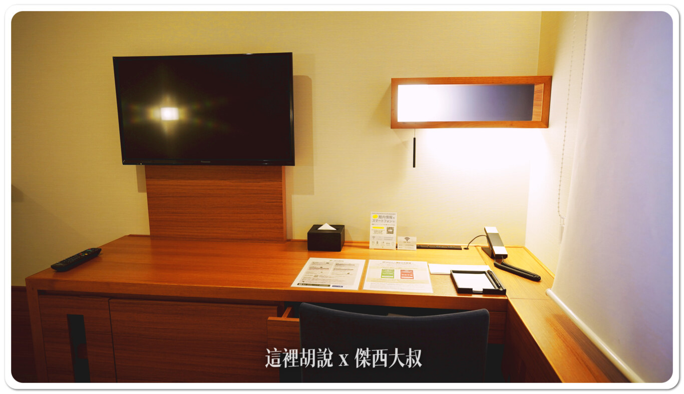 北海道新千歲機場住宿 兩站抵達 JR INN 千歲 千歲車站出門三十秒：書桌