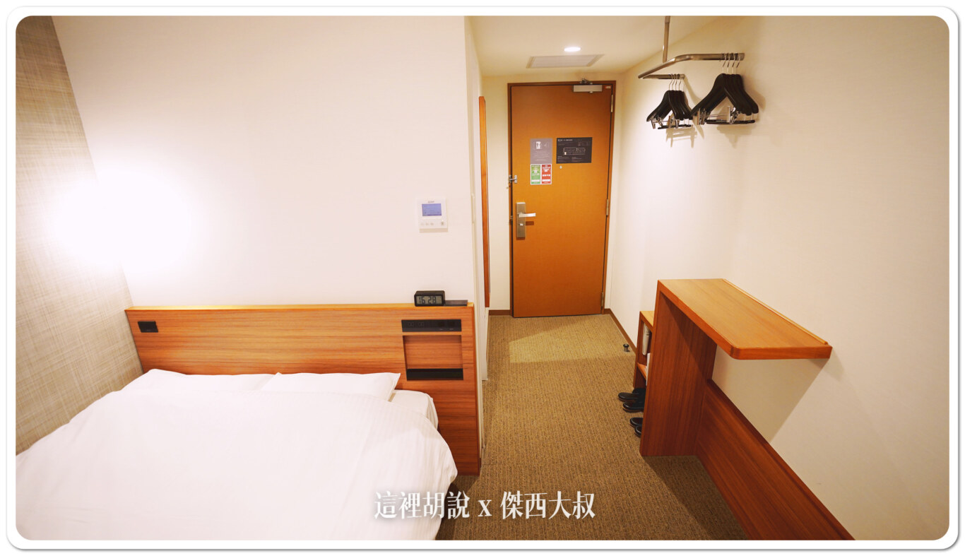 走廊這個層架設計我覺得設計不錯，因為行李箱立著可以卡住這個位置