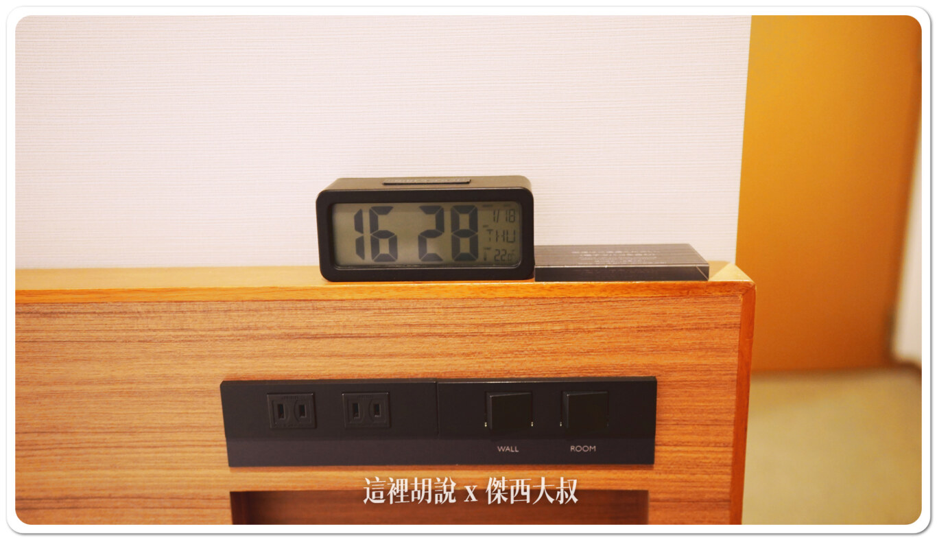 床頭備有鬧鐘、插頭、總開關