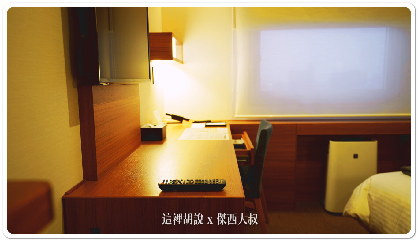 北海道新千歲機場住宿 兩站抵達 JR INN 千歲 千歲車站出門三十秒：書桌