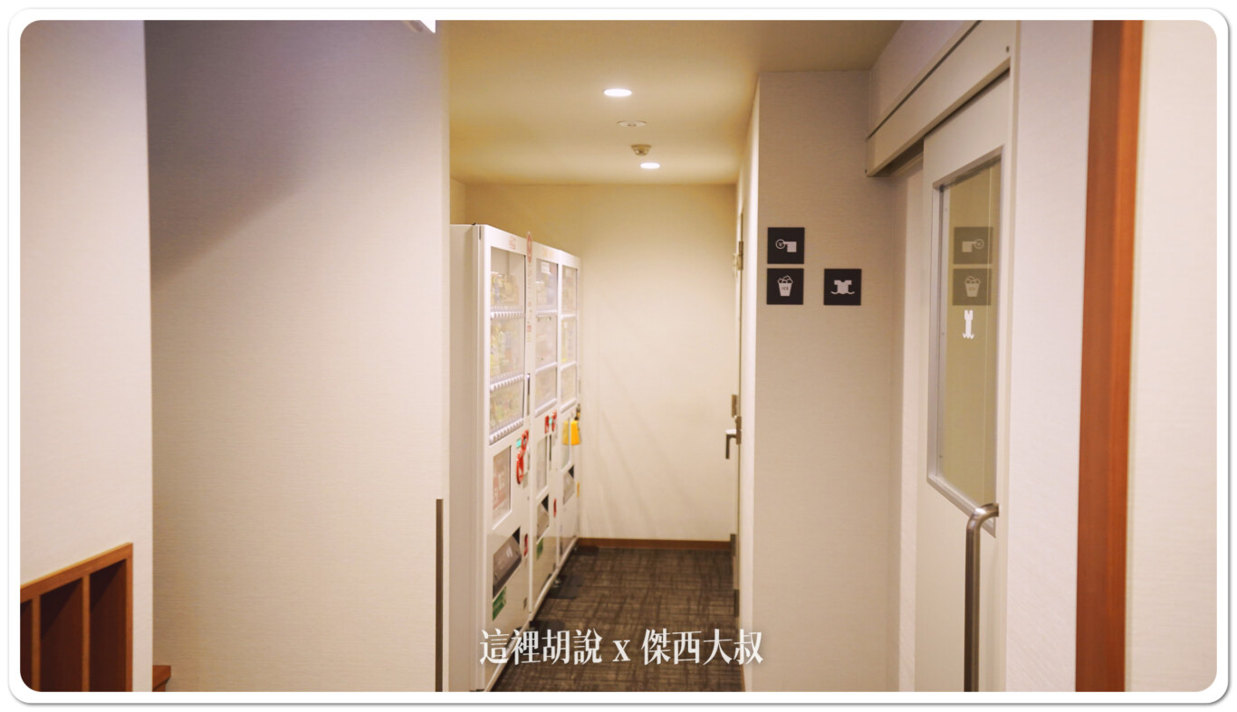 北海道新千歲機場住宿 兩站抵達 JR INN 千歲 千歲車站出門三十秒：2樓：販賣機、洗衣機