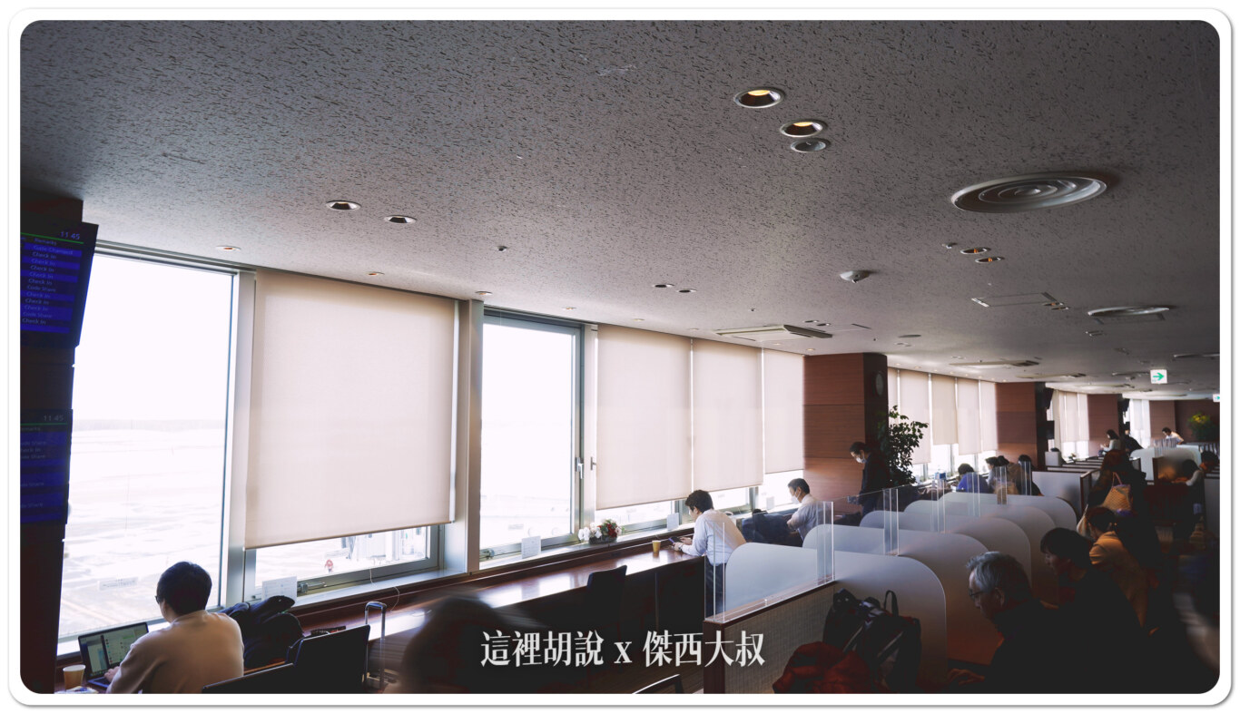 有一整排可以看到停機坪的座位 有一整排可以看到停機坪的座位