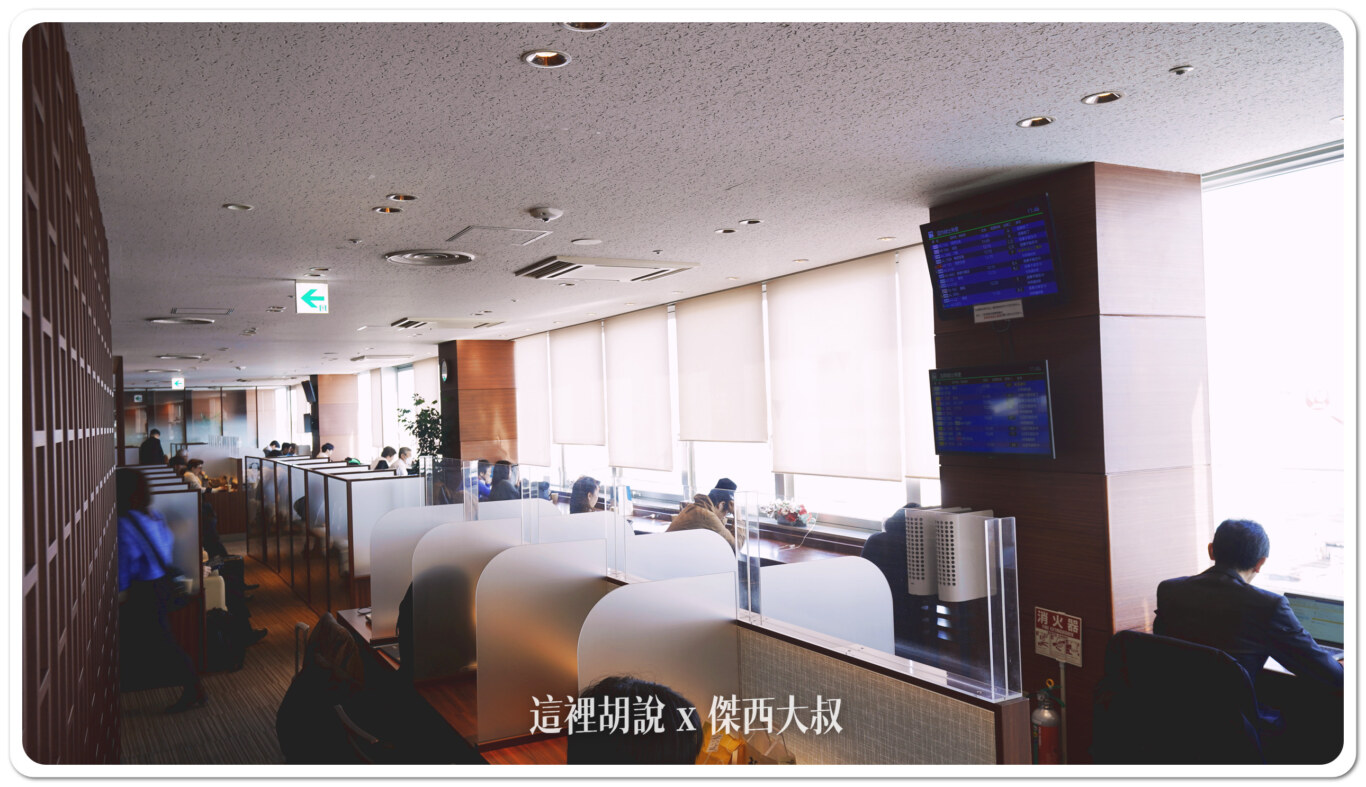 陽光太大還可以把窗簾放下來 陽光太大還可以把窗簾放下來