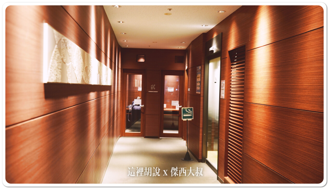 在休息室的後方走廊有其他附屬設施 在休息室的後方走廊有其他附屬設施