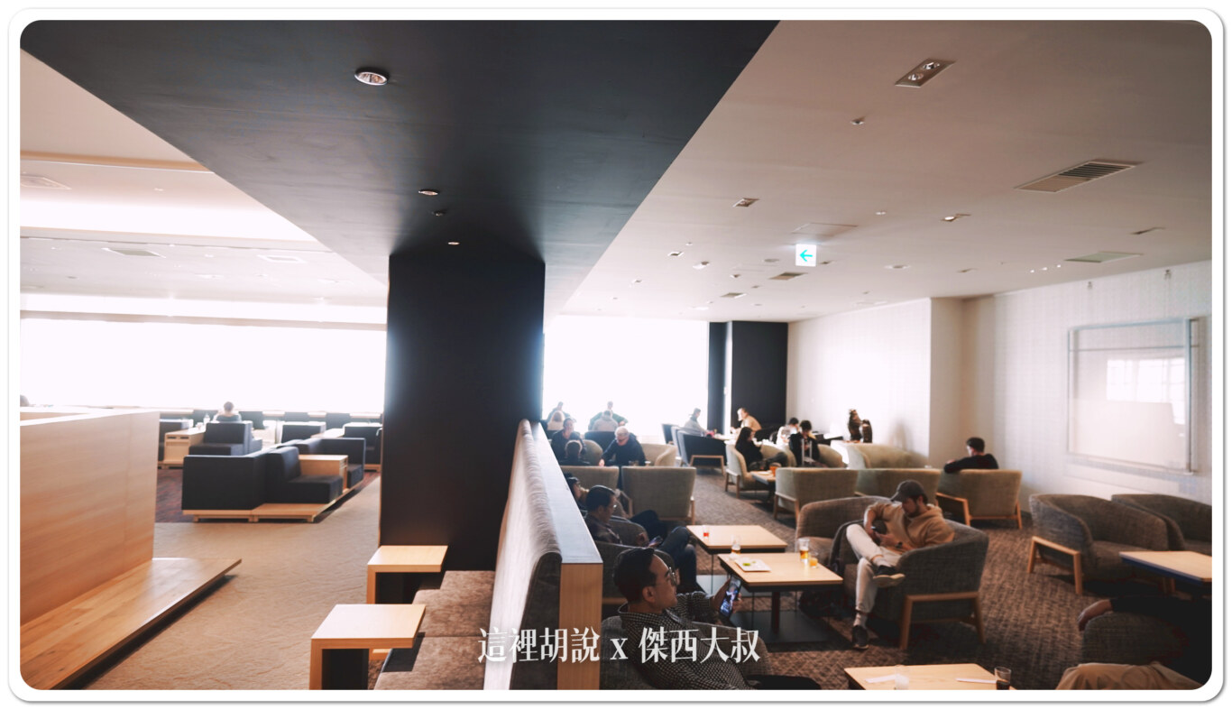 除了剛剛那一些比較低的沙發區也有一般的座位區 除了剛剛那一些比較低的沙發區也有一般的座位區