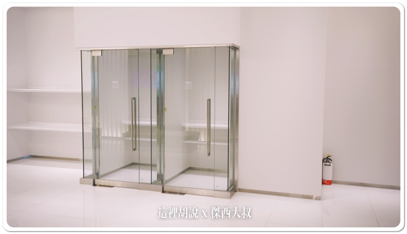 在入口處,有可以放置行李以及獨立的電話亭可以講電話使用 在入口處,有可以放置行李以及獨立的電話亭可以講電話使用
