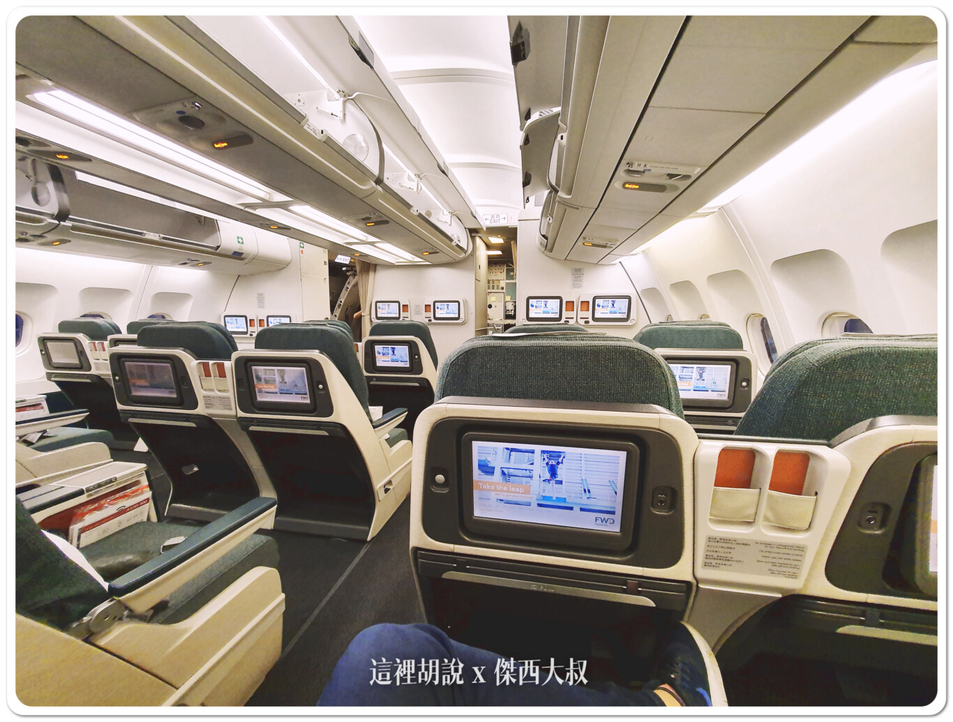 本來以為之前搭過的酷航,已經夠早了,沒想到還有更早的飛機飛機很空 本來以為之前搭過的酷航,已經夠早了,沒想到還有更早的飛機飛機很空