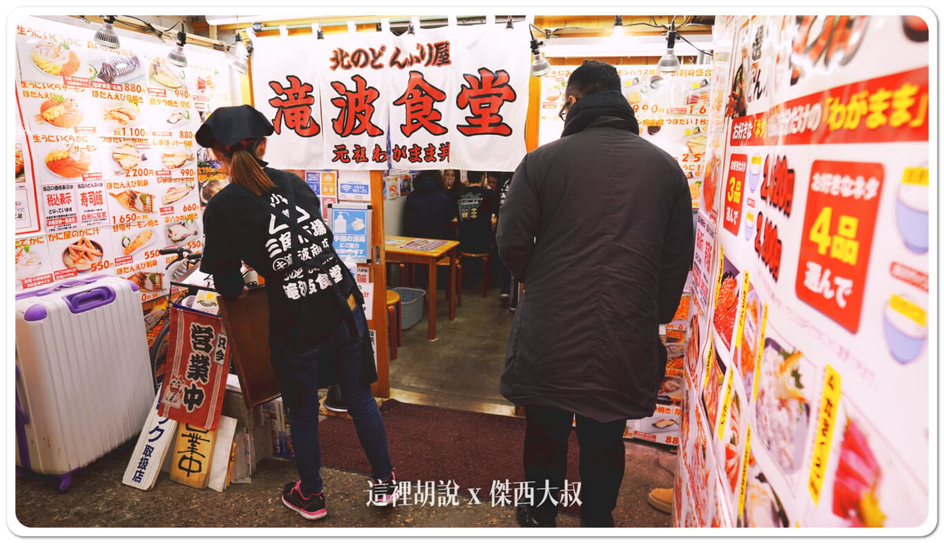 請到圖片這個前面的板子登記。