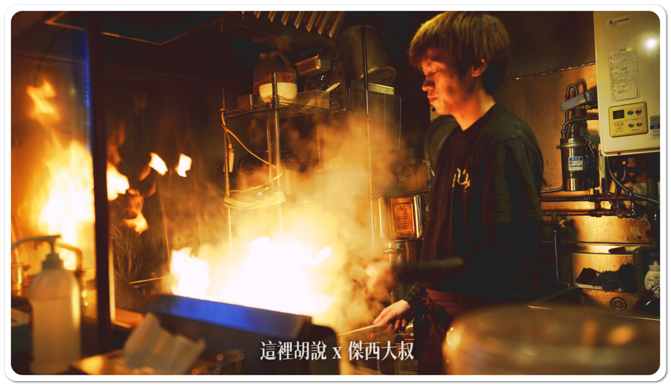 札幌的拉麵都會這樣炒過料然後加入高湯