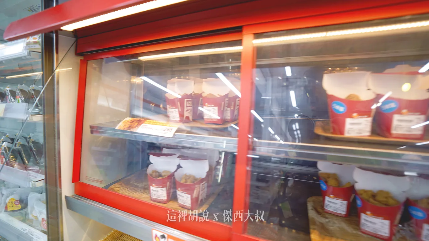 北海道當地超商 Seicomart便利商店  熱食.大飯糰.炸雞薯條 還有特別百元店版本：熱食區