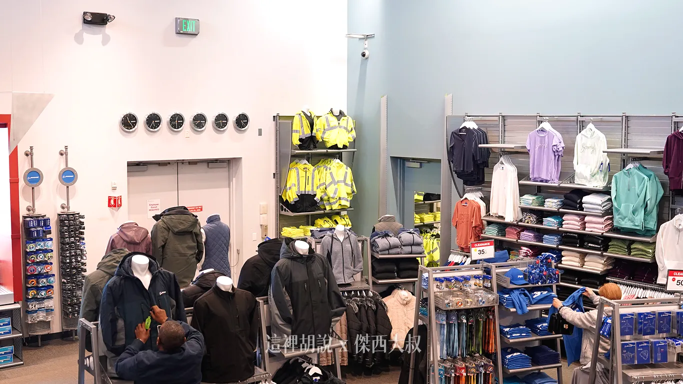 各種不同的波音聯名服飾