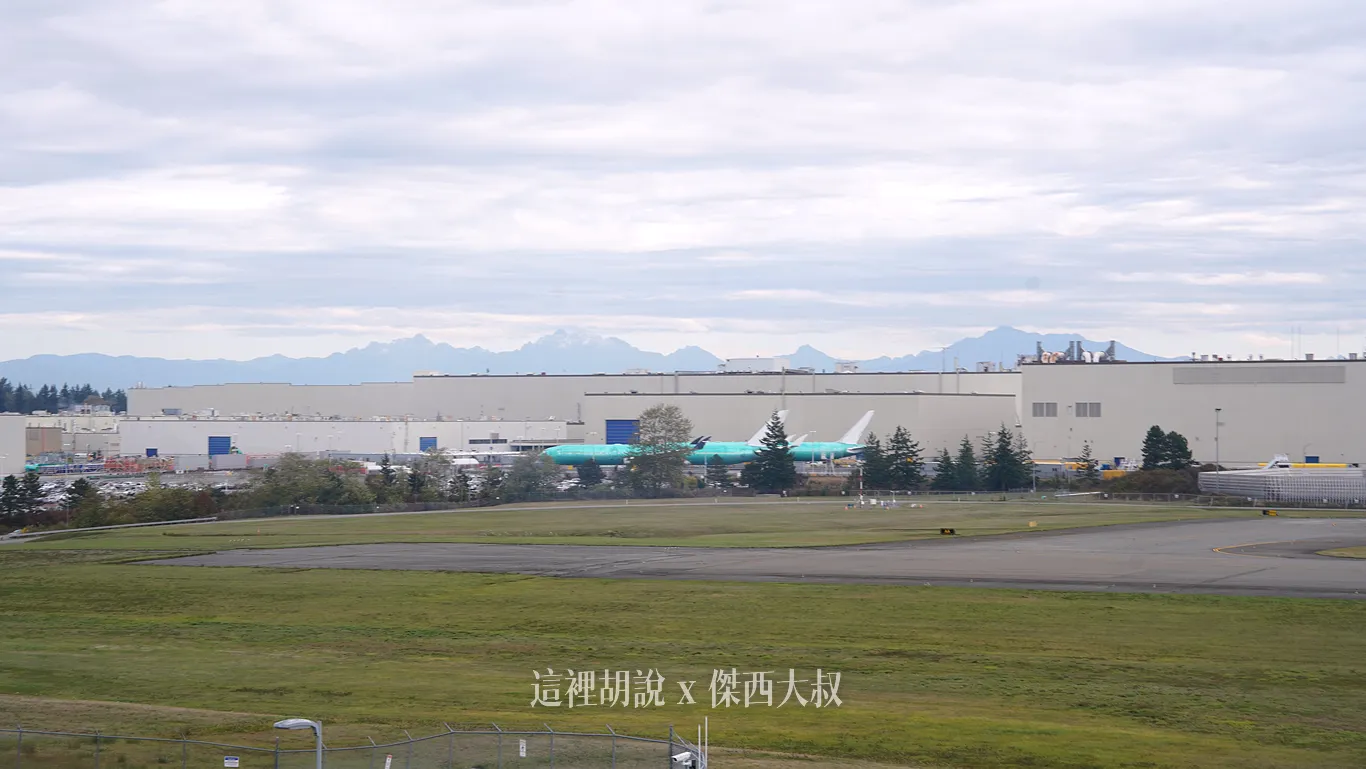 遠遠的工廠一旁也是放了777X的空機
