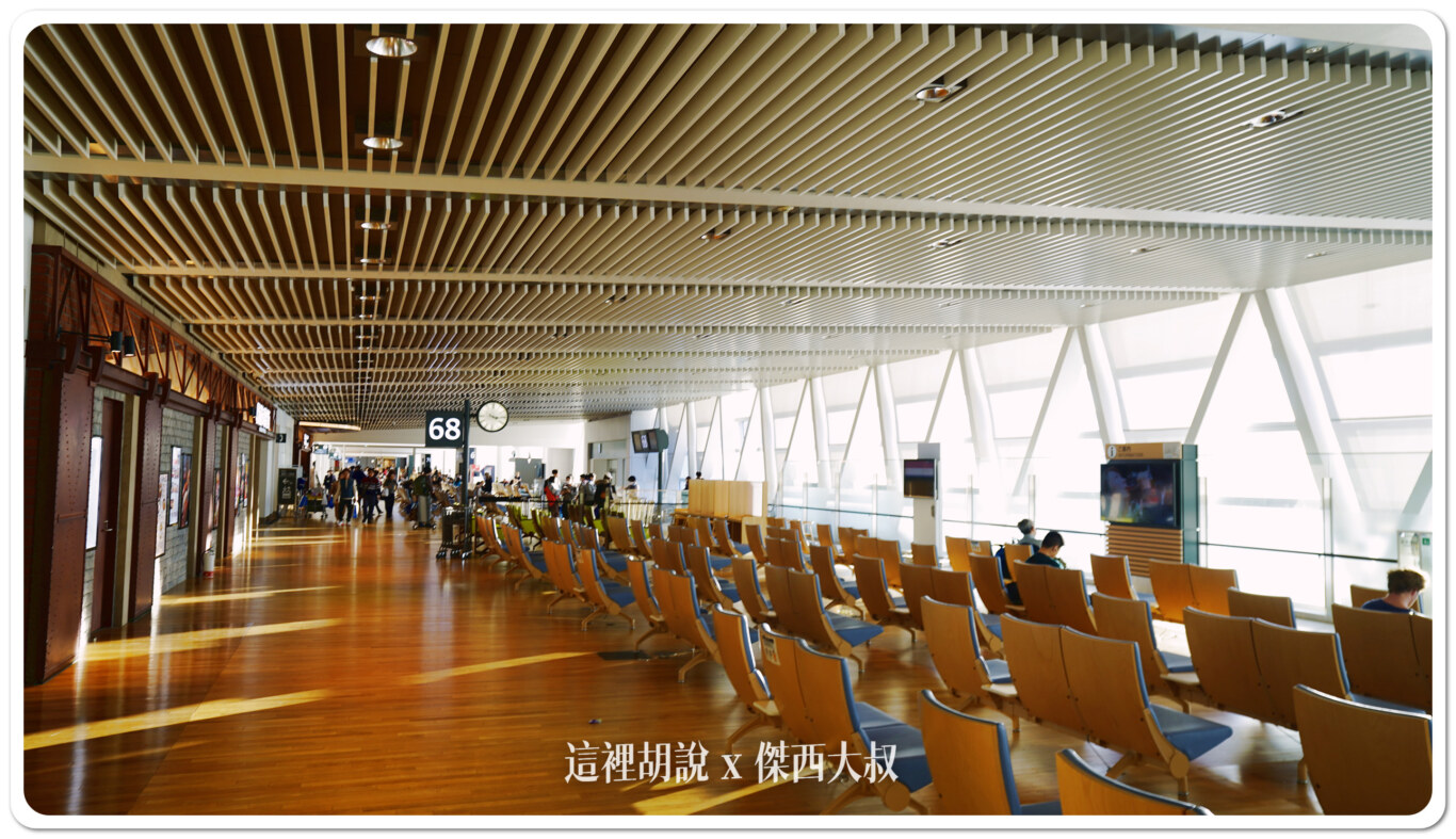 北海道新千歲機場 國際線 商店街分兩區 傍晚餐廳不多 登機門區域商店 （管制區）：通過安檢右側：68登機門