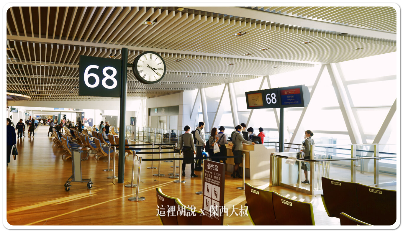 北海道新千歲機場 國際線 商店街分兩區 傍晚餐廳不多 登機門區域商店 （管制區）：通過安檢右側：68登機門