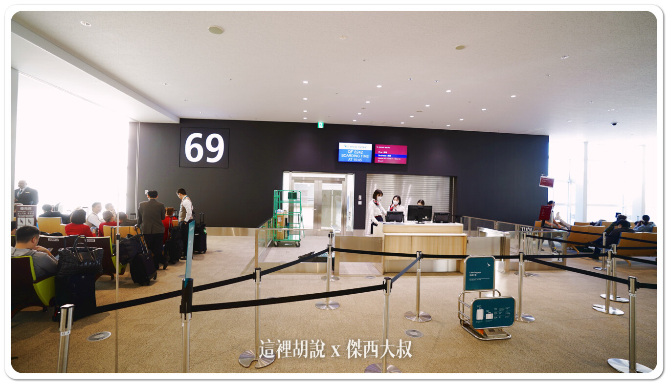 北海道新千歲機場 國際線 商店街分兩區 傍晚餐廳不多 登機門區域商店 （管制區）：通過安檢左側：69號登機門