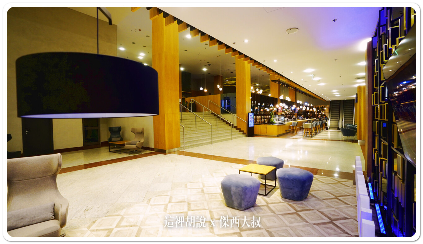 樓梯上去就是早餐餐廳的位置（樓中樓）