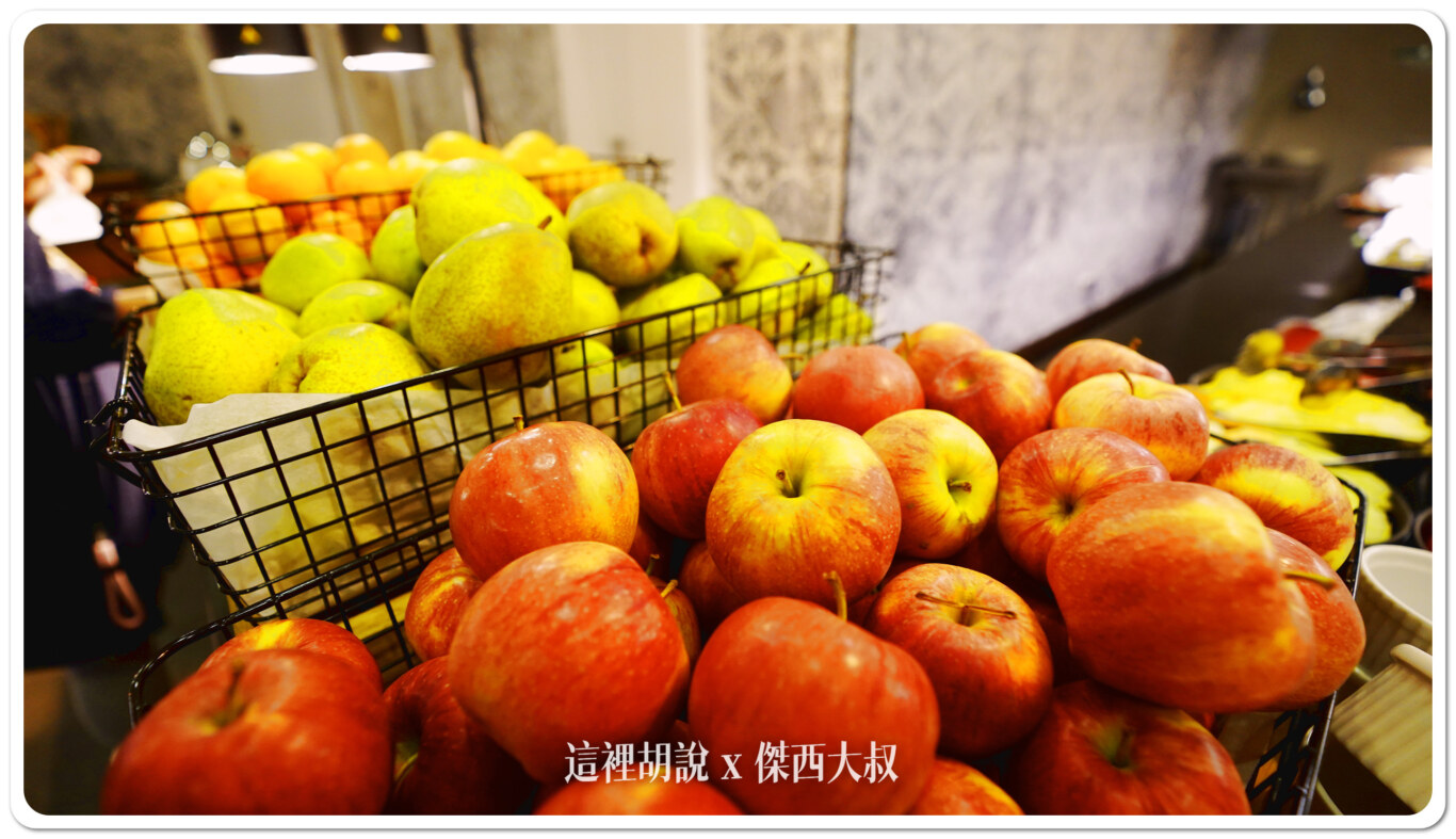 波蘭華沙機場 萬怡酒店 萬豪集團雙胞胎 機場內有兩個選擇：華沙機場萬怡酒店：早餐