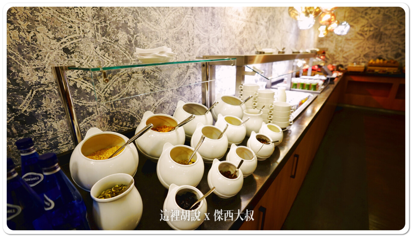 波蘭華沙機場 萬怡酒店 萬豪集團雙胞胎 機場內有兩個選擇：華沙機場萬怡酒店：早餐