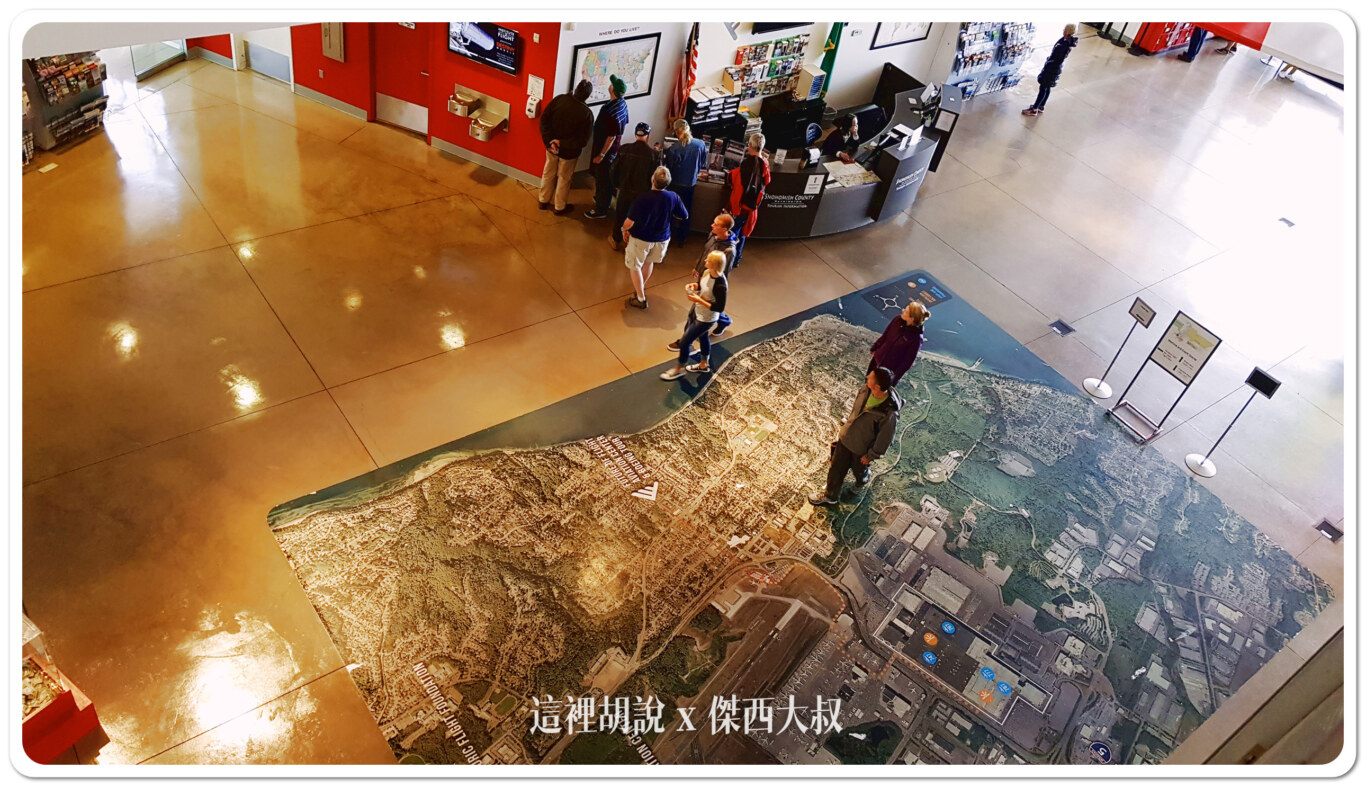 中間上方就是服務台下方是這個機場的空拍圖