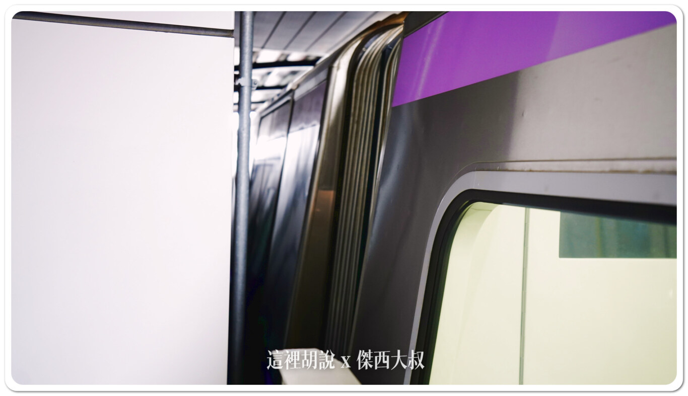 機場直達車的最後一節有保留一節行李的專屬車廂專門運送行李