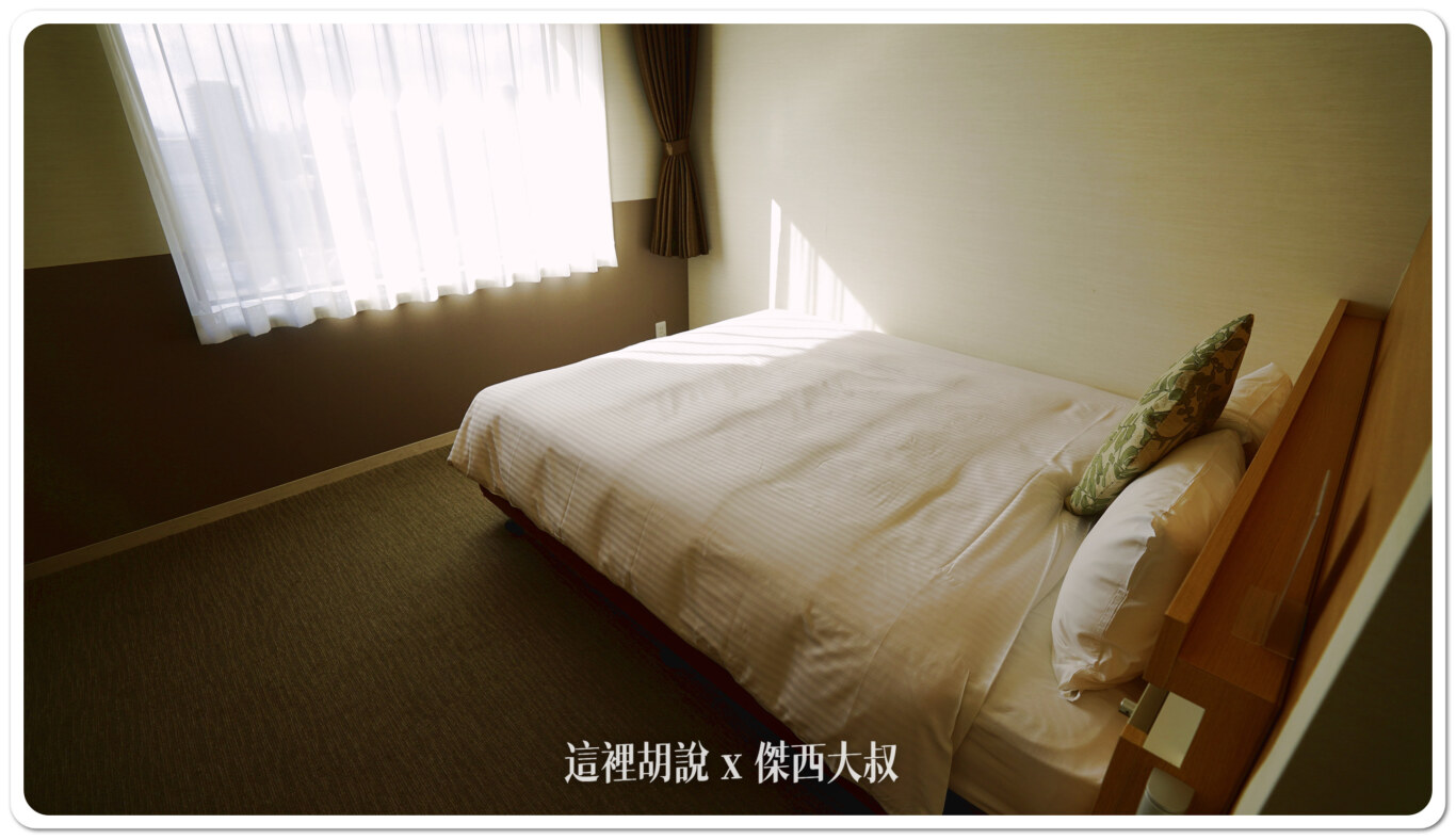 床是直接面對窗戶，每天可以被太陽曬醒。