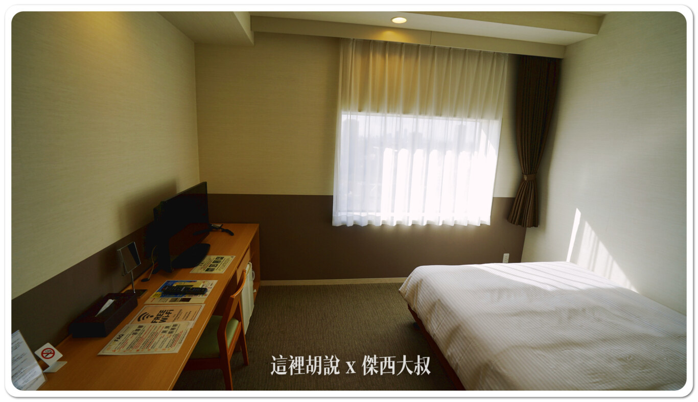 這個房型空間真的大，書桌也很大，電視還在書桌旁邊，完全符合傑西的需求。